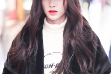 鞠婧祎走机场穿黑色人造毛外套配骑士靴小个子也有强气场