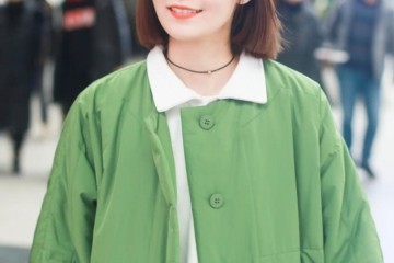 段奥娟现身机场剪短发纯洁可人穿亮绿色棉服元气十足