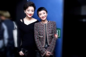 周迅从神坛下跌才45岁就一张苍老脸被51岁杨澜气质折服了