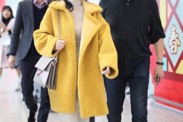 66岁赵雅芝真敢穿少女鹅黄大衣配五颜六色墨镜香甜范不输小姑娘