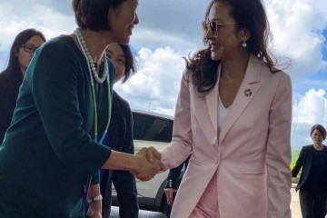 57岁杨紫琼仍旧绮年玉貌卷发调配粉色西装减龄干练老练大气