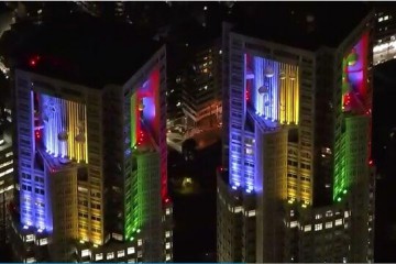 奥运会200天倒计时东京都厅亮起五色彩灯