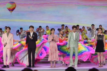 杨紫同框李兰迪相同调配连衣裙造型一个香甜一个幽默