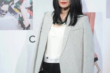 王菲总算时髦一回穿灰色大衣配拖地直筒裤女王气场好强壮