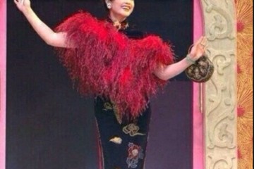 刘晓庆年近七旬仍是少女身段一身旗袍秀凹凸感同龄女星里罕见
