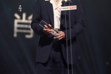 28岁肖战新造型慵懒卷发调配条纹西装化身奶系蛮横总裁