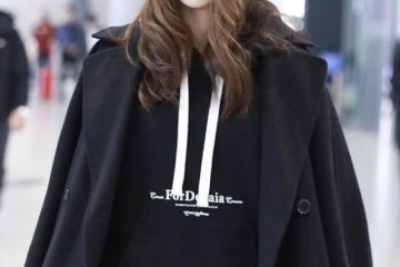 黄梦莹全黑Look走机场大衣当成披肩穿洒脱霸气气场十足