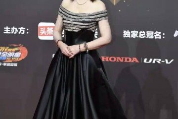周海媚53岁了穿一袭露肩长裙走红毯正经高雅很显年青