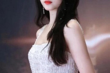 关晓彤身穿白色水晶裙到会活动生图居然比精修图还美观