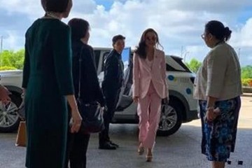 杨紫琼气场现已够强壮了真没必要扮嫩穿粉色套装反而方枘圆凿