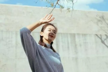 刘涛这样真的很美短毛衫配A字裙显高雅小腿紧实身段一级棒