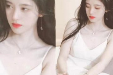 鞠婧祎应战牛奶液体裙肩带无意间崩开下一秒动作成教科书