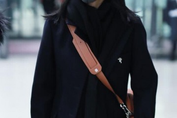 王子文一身黑现身机场素颜出街肌肤状况杰出仍是那个曲妖精