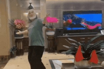 68岁张纪中长裤配皮鞋在2700多万豪宅中跳舞大码T恤难遮肚腩