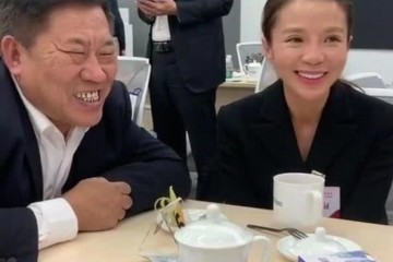 46岁朱迅与丑男同框黑西装大背头显工作范一笑就显鱼尾纹