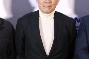 倪萍穿蓝色西装录制北京春晚60岁脸20岁身段杀到我皱纹好实在