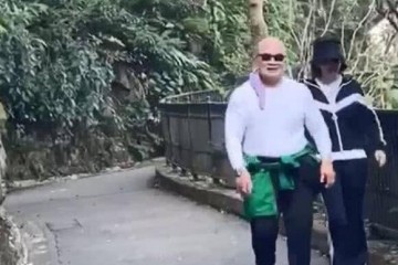 关之琳与光头男爬山一路上有说有笑联系非同一般