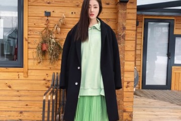 下雪天张天爱穿搭露大长腿不冷吗