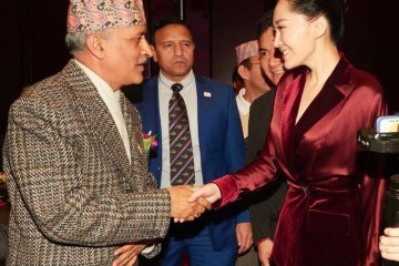 许晴都年过半百了可穿上暗红V领西安装长裤仍旧明丽似少女