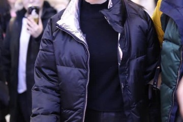 秦岚黑色系走机场皮裤配皮帽洒脱率性一脸胶原蛋白年纪成谜