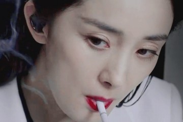 杨幂女总裁造型曝光抽烟动作熟练似内行初次推翻往日形象