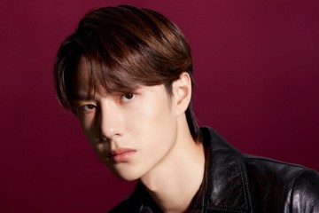 王一博新照来袭脱下皮衣换上格纹外套酷盖秒变小新鲜