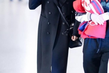 王子文不愧是小个子超模穿黑色大衣加骑士靴走机场显高又洋气