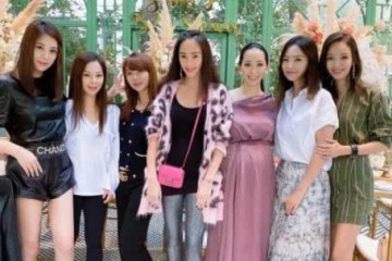 贾静雯越来越美45岁扎丸子头在合照中最好认这个3娃妈我信服