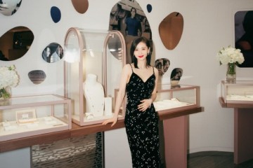 29岁演曲筱绡敏捷蹿红今穿星空吊带裙露美背高雅诱人