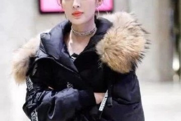 李沁大冬季真敢穿长款棉服加高跟鞋机场当成走秀现场厉害了