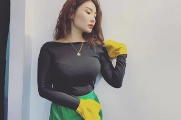 卫衣不得宠了本年盛行穿减肥衫瞧徐冬冬调配时尚又大气