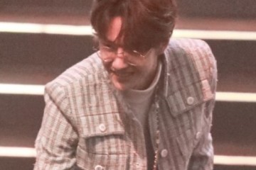 郑爽到底有多敢穿一字肩秀身段与王一博并排坐目光亮了