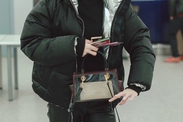 秦岚40岁魅力不减穿棉服配皮裤时尚显瘦又气质细腰长腿遮不住