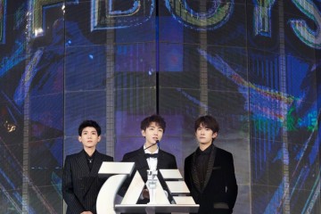 TFboys打破塑料兄弟情衬衫叠穿银色夹克总算告知王俊凯