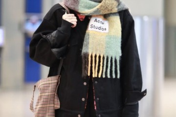 刘雯把一身黑色穿出青春活力调配五颜六色格子围巾减龄又时尚