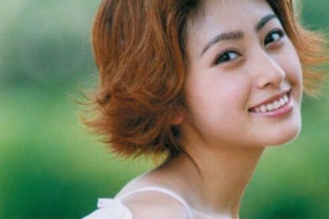 11岁童星出道与大25岁张铁林同居多年现在嫁大23岁老公很美好