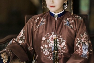 40岁秦岚大秀身段却被鸽子蛋项圈抢镜衬托出尊贵富婆气质