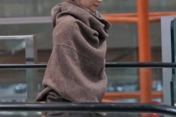 48岁俞飞鸿越老越有气质扎丸子头调配风衣走机场年青20岁不止