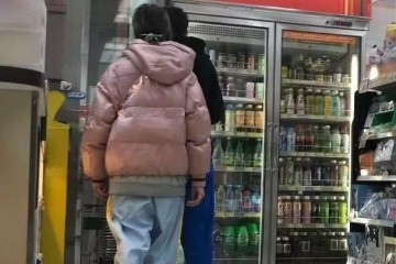 小龙女再次落魄街头和外国妻子合吃一个三明治温饱都成问题