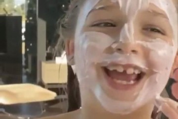 贝克汉姆女儿真精美8岁自己护肤方法熟练被妈妈拍到害臊一笑