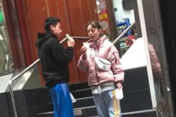 成龙女儿小龙女街头被拍身体暴瘦吃着三明治网友看着就疼爱