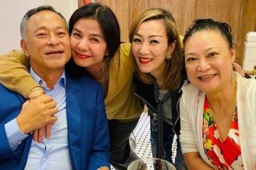 59岁不老女神与老友集会风貌不减当年为完结老公遗愿成天主教徒