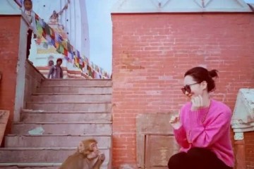 许晴还在装香甜少女穿个粉色毛衣土的像大妈扎丸子头更显老