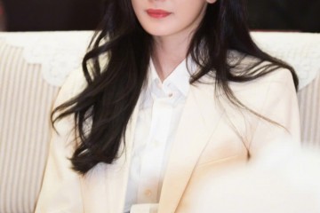 33岁杨幂获影响力艺人穿3万西装现身领奖冬季仍旧露脚踝