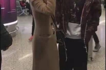 张丹峰一家出游花外套配哈伦裤体现父爱显着洪欣成主心骨