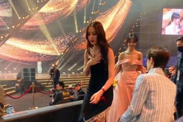 微博之夜明星台下生图郑爽刘亦菲迪丽热巴太美了李现肖战好帅