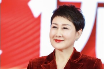 58岁张凯丽为显嫩发型很潮衣服却显老真是捉摸不透