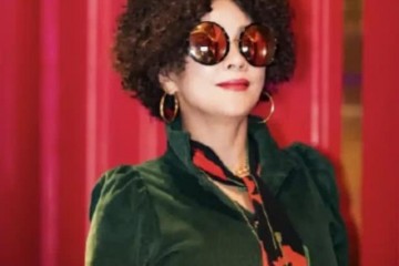 55岁刘嘉玲绿色丝绒装复古墨镜调配爆破头变摇滚天后