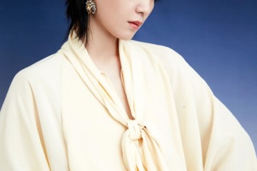 周笔畅真的太飒了黄色雪纺衫配皮裤出镜洒脱安闲又酷帅