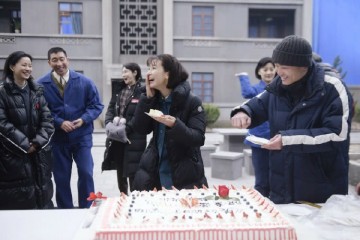 李云龙妻子生日裹棉服剧组庆生好热烈曾与周一围相恋5年